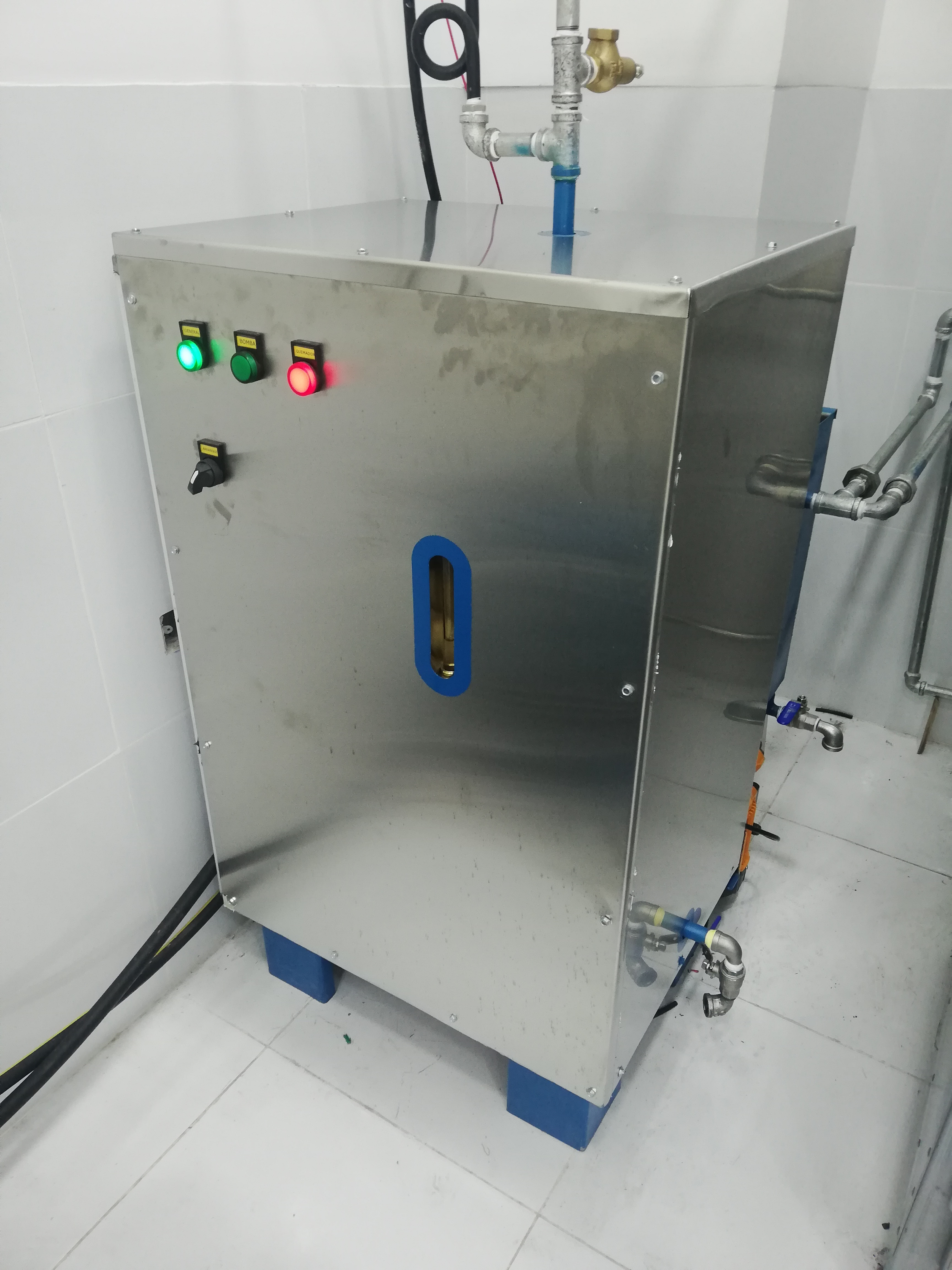 Caldera industrial vertical a gas CODEMIJ fabricada en Ecuador